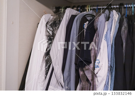 男性用衣類が掛けられたクローゼットの内部 133832146