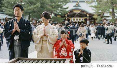 初詣　神社に参拝する家族 133832201