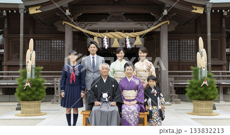 初詣　神社に参拝する家族 133832213