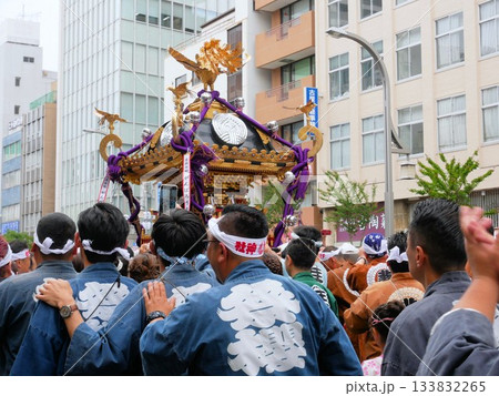 下谷神社大祭　活気にあふれる神輿行列　（東京都台東区） 133832265