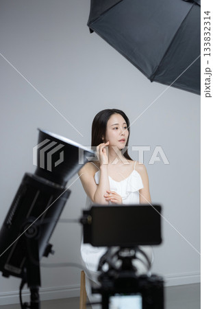 スタジオ撮影の女性モデルとライティング機材 美容イメージのポートレート スタジオ撮影の女性モデルとライティング機材 美容イメージのポートレート 133832314