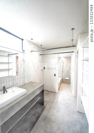 シンプルな洗面台 133832484