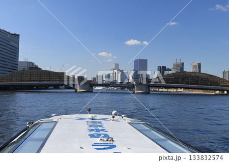 水上バスから見た勝ち鬨橋の見える風景 133832574