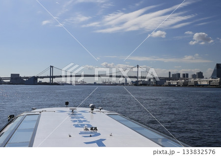 お台場へ架かるレインボーブリッジに向かって走る水上バスの風景 133832576
