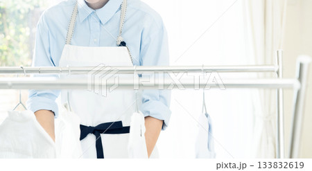 洗濯物を干す若い女性 洗濯物を干す若い女性 133832619