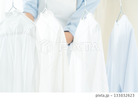 洗濯物を干す若い女性 133832623