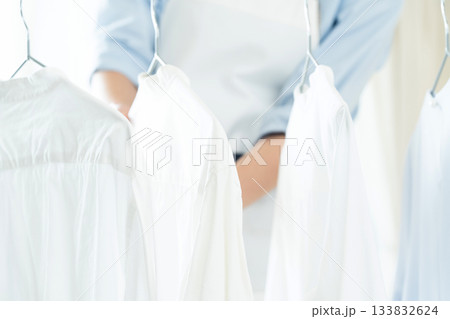 洗濯物を干す若い女性 洗濯物を干す若い女性 133832624