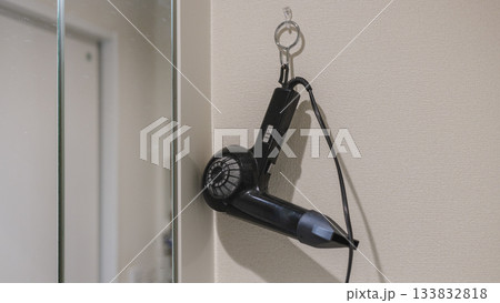 洗面所に掛けて収納されたドライヤーの室内風景 133832818