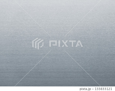 明るいシルバーに輝くヘアライン仕上げのテクスチャ素材の背景画像b 133833121