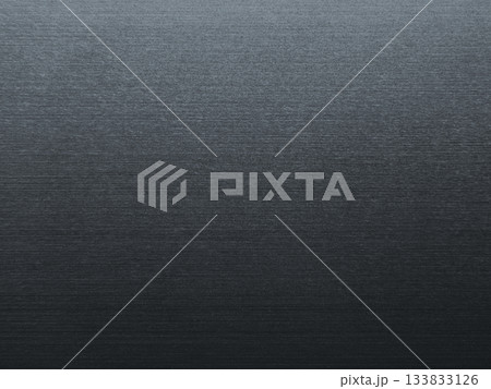 薄暗いシルバーに輝くヘアライン仕上げのテクスチャ素材の背景画像b 133833126