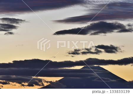 夕焼けと富士山のシルエット 133833139