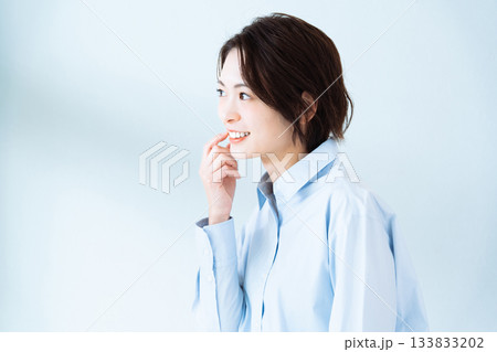歯を気にする若い女性 歯を気にする若い女性 133833202