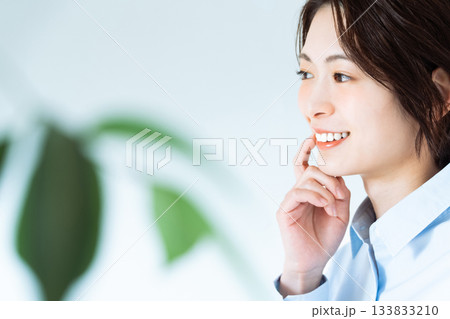 歯を気にする若い女性 133833210