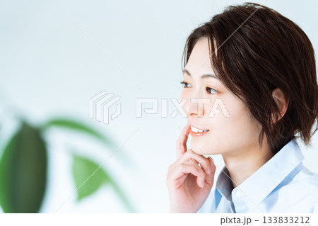 歯を気にする若い女性 133833212