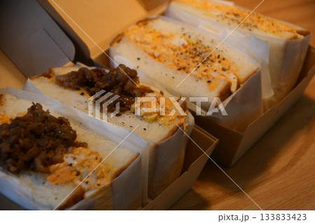 ボリュームたっぷりなたまごサンド 133833423