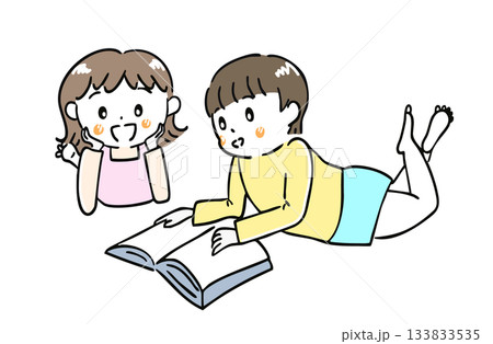 読書を一緒に楽しむ子ども達 133833535