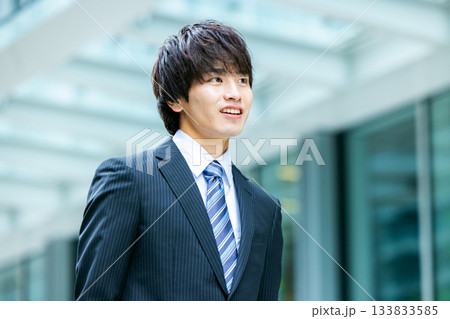 スーツを着た若い男性 スーツを着た若い男性 133833585