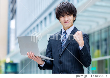 オフィスでノートパソコンを持つビジネスマン オフィスでノートパソコンを持つビジネスマン 133833603