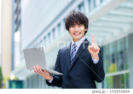 オフィスでノートパソコンを持つビジネスマン オフィスでノートパソコンを持つビジネスマン 133833604