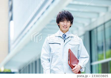 作業服を着た男性 133833605