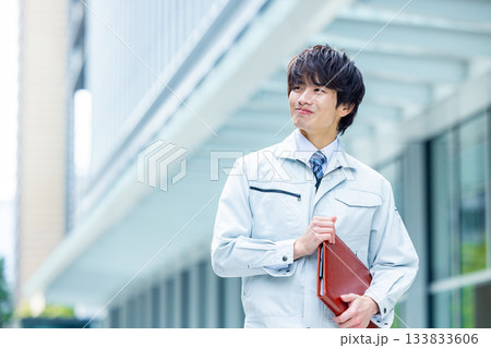 作業服を着た男性 作業服を着た男性 133833606