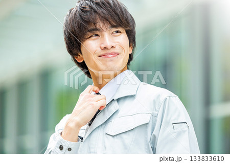 作業服を着た男性 作業服を着た男性 133833610