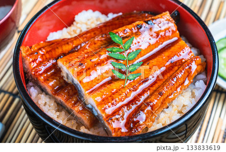 土用の丑の日に食べる鰻丼 133833619