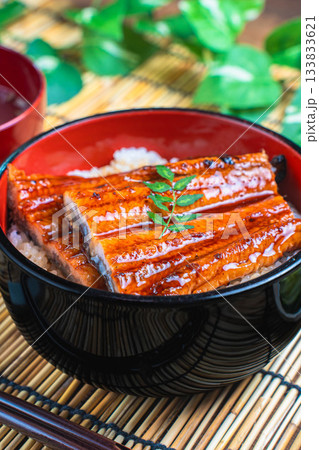 土用の丑の日に食べる鰻丼 133833621