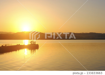 朝焼け　日の出　朝日　マジックアワー　影　船 133833663