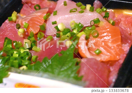 鮮やかな海鮮丼 鮮やかな海鮮丼 133833678