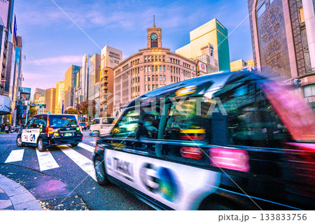 日本の東京都市景観師走。街は薄暗い…タクシーは多い…外国人らで賑わう銀座。マスク姿は少ない(左奥) 日本の東京都市景観師走。街は薄暗い…タクシーは多い…外国人らで賑わう銀座。マスク姿は少ない(左奥) 133833756
