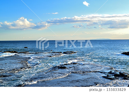 江ノ島　湘南大堤防　岩場に打ち付ける白波の風景 133833829
