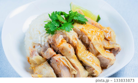 パクチーとライムを添えた本格カオマンガイ 133833873