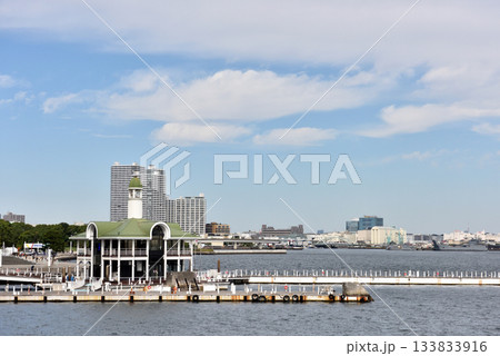 晴れた日の横浜港と桟橋 晴れた日の横浜港と桟橋 133833916