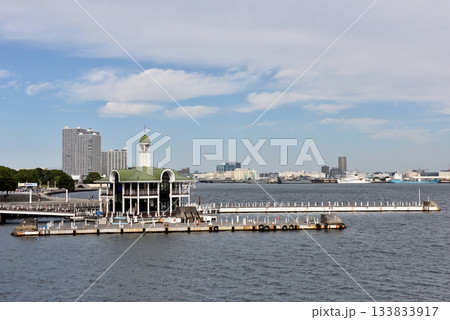 晴れた日の横浜港と桟橋 晴れた日の横浜港と桟橋 133833917