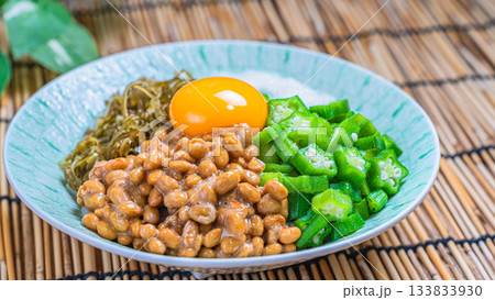 納豆・オクラ・とろろ・めかぶ・卵黄を盛り付けた夏のネバネバ丼 納豆・オクラ・とろろ・めかぶ・卵黄を盛り付けた夏のネバネバ丼 133833930