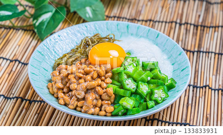 納豆・オクラ・とろろ・めかぶ・卵黄を盛り付けた夏のネバネバ丼 納豆・オクラ・とろろ・めかぶ・卵黄を盛り付けた夏のネバネバ丼 133833931