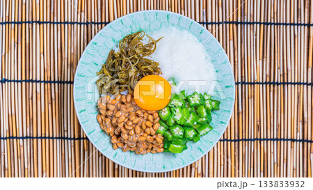 納豆・オクラ・とろろ・めかぶ・卵黄を盛り付けた夏のネバネバ丼 納豆・オクラ・とろろ・めかぶ・卵黄を盛り付けた夏のネバネバ丼 133833932