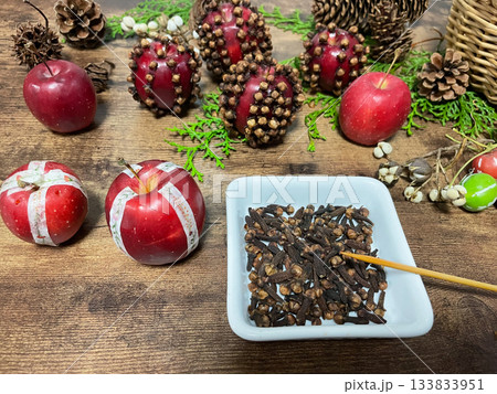 真っ赤な姫リンゴで魔除けの香りのポマンダーを作ってみました 133833951