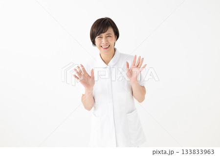白衣の女性 白衣の女性 133833963