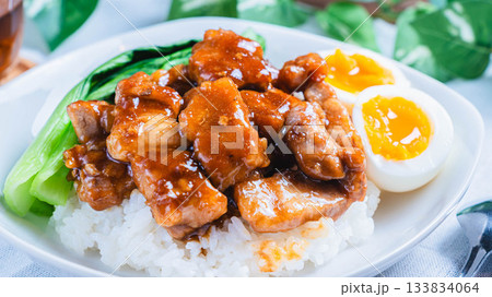 煮込み豚肉をご飯にのせた台湾風ルーローハンの盛り付け 133834064