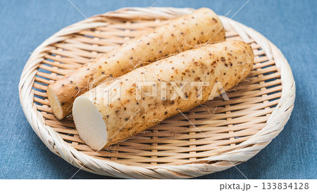 竹ざるに並べたカット長芋 133834128