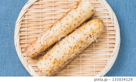 竹ざるに並べたカット長芋 竹ざるに並べたカット長芋 133834129