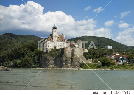 Danube river and Schloss Schonbuhel 133834547