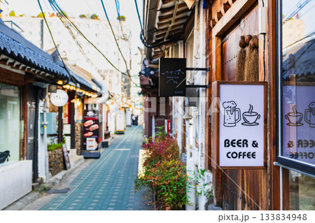 ソウル 益善洞(イクソンドン) カフェが建ち並ぶ路地 ソウル 益善洞(イクソンドン) カフェが建ち並ぶ路地 133834948