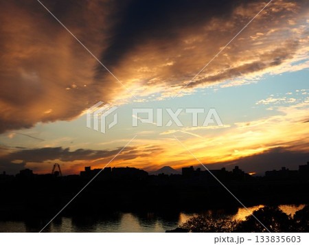 川口市の荒川堤から見えた夕焼け空 川口市の荒川堤から見えた夕焼け空 133835603