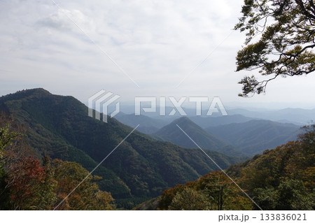 大江山ハイキング　左 空山(717m)  中央 擂鉢形の岩戸山(427m)　11.2025 133836021