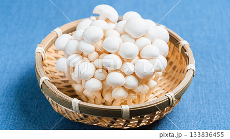 白ぶなしめじの籠盛り 133836455