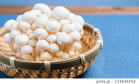 白ぶなしめじの籠盛り 133836458