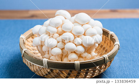 白ぶなしめじの籠盛り 133836459